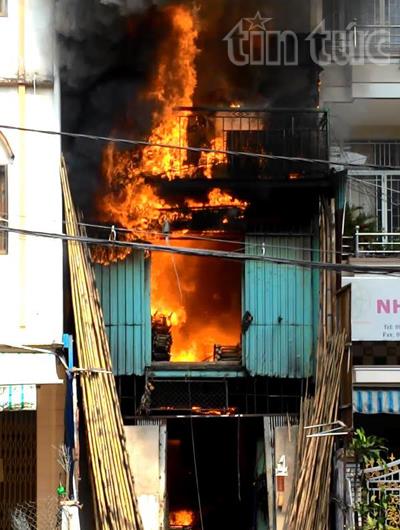 TP.HCM: Cơ sở mây tre bốc cháy ngùn ngụt ảnh 1