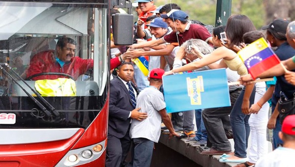 Dân chúng Venezuela chào đón Tổng thống Maduro trở về