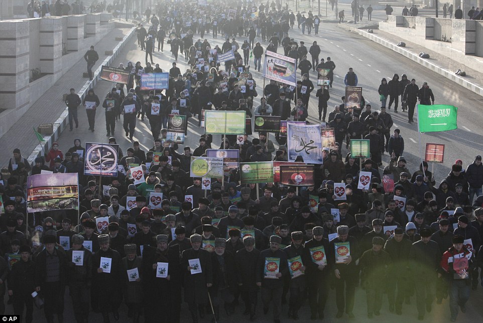 Biển người phản đối Charlie Hebdo ở Chechnya và Iran ảnh 4