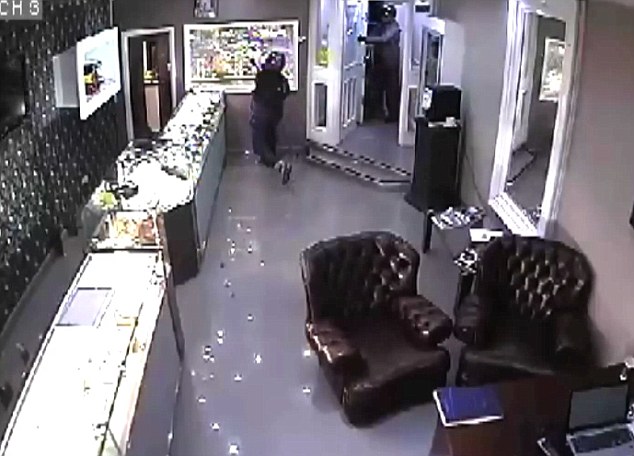 Vác búa tạ đi cướp tiệm đồng hồ hiệu ảnh 2