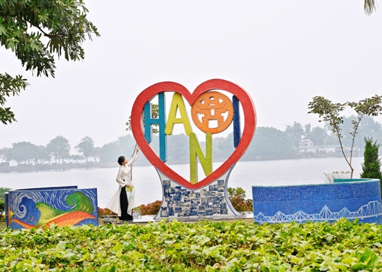 "Trái tim Tình yêu Hà Nội" bên hồ Trúc Bạch ảnh 2