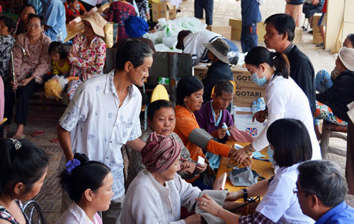 Khám bệnh miễn phí cho bà con Việt kiều và người nghèo tại Phnom Penh ảnh 1