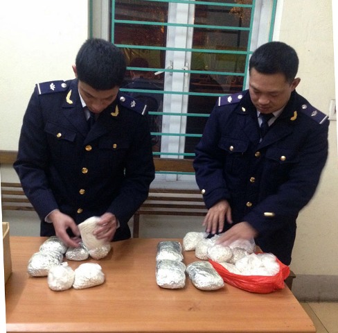 Bắt vụ vận chuyển gần 7kg ma túy đá và thuốc lắc ảnh 3