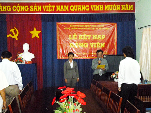 Quan tâm kết nạp đảng viên là người dân tộc