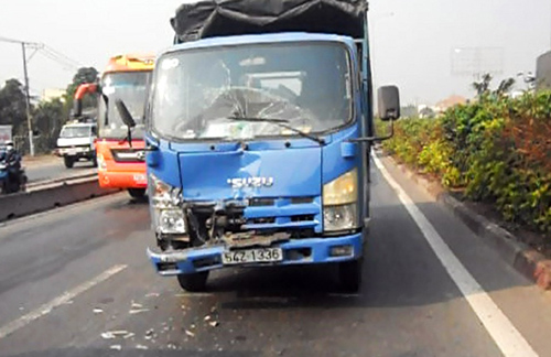 2 xe tải va nhau, tài xế lao vào ẩu đả ảnh 1