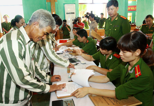 Phú Yên giảm án, tha tù 443 phạm nhân ảnh 1