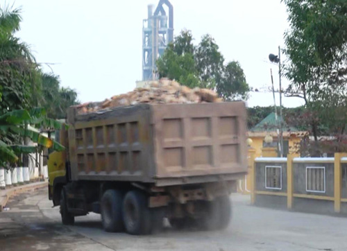 Chấn chỉnh tình trạng xe quá tải của nhà máy xi măng Vicem Vạn Ninh ảnh 1