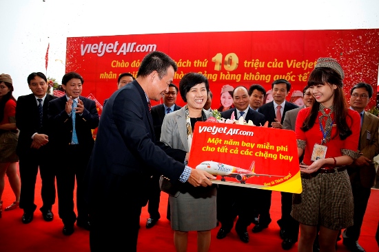 Vietjet chào đón hành khách thứ 10 triệu ảnh 1