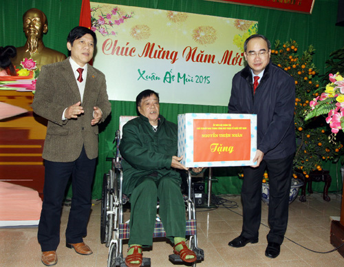 Đồng chí Nguyễn Thiện Nhân thăm, tặng quà Tết thương, bệnh binh ảnh 1