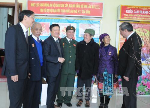 Trao huy hiệu Đảng cho đảng viên lão thành ảnh 1