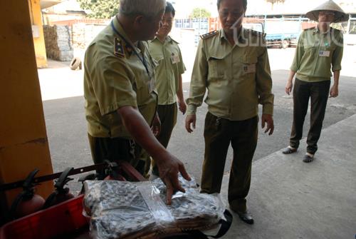 Thu giữ hơn 7.000 cặp sách, giày, dép nghi hàng giả ảnh 2