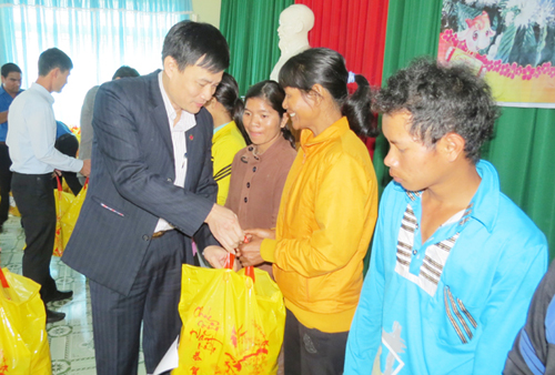 Tặng quà Tết cho đồng bào Tây Nguyên ảnh 1