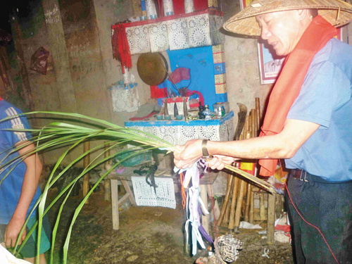 Người Mông Tây Bắc cúng mùng một Tết ảnh 2