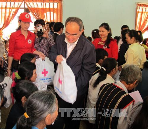 Đồng chí Nguyễn Thiện Nhân tặng quà Tết tại Đắk Lắk ảnh 1