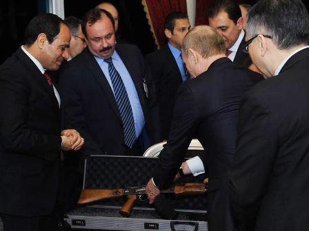 Ông Putin tặng AK-47 cho Tổng thống Ai Cập ảnh 1