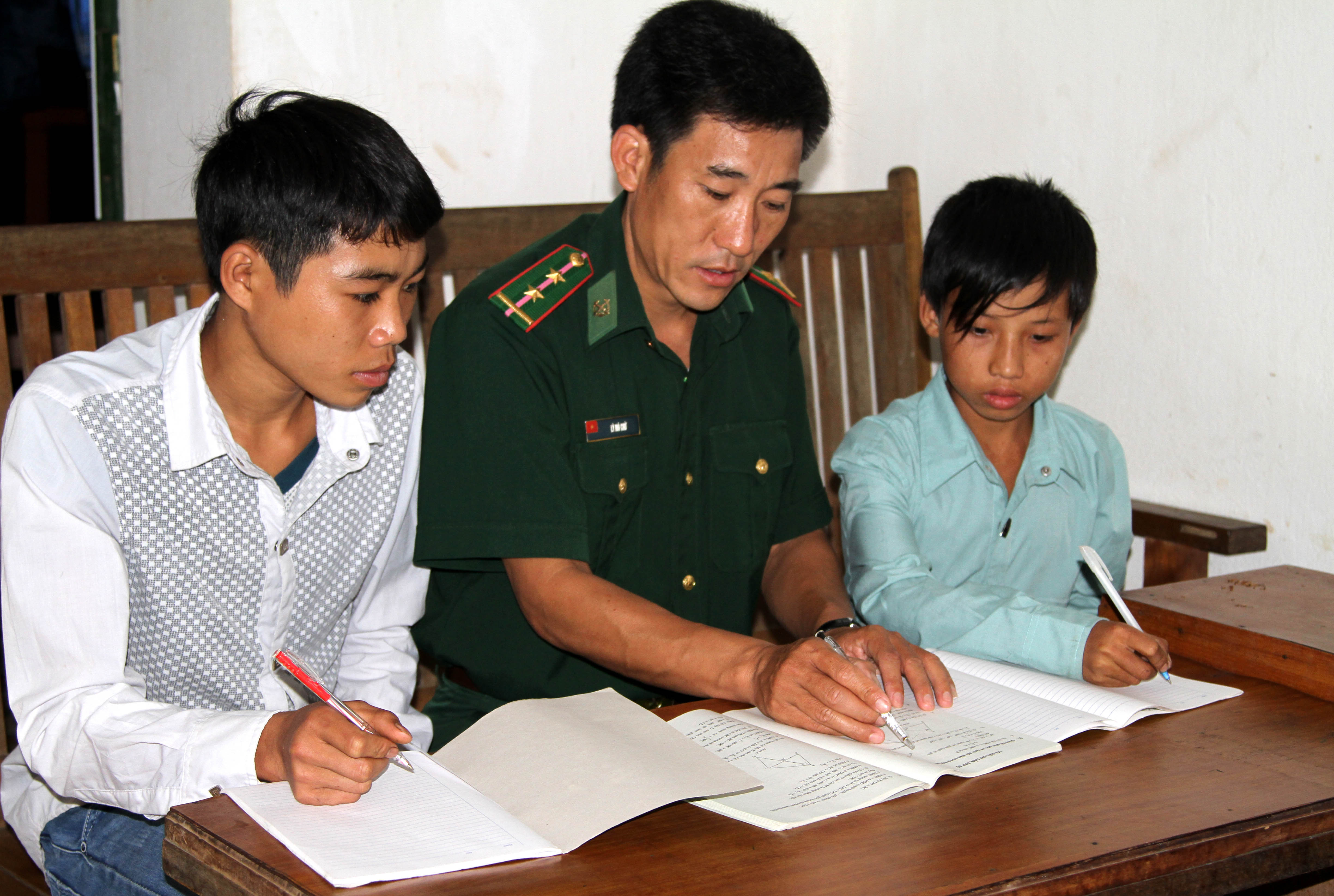 Bộ đội biên phòng đỡ đầu học trò vùng biên ảnh 1