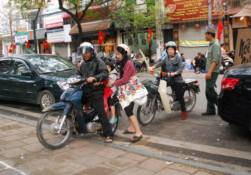 Trông xe “chặt chém” ở Văn Miếu ảnh 5