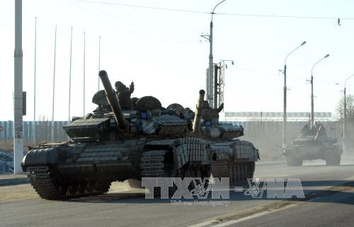 Quân ly khai Ukraine rút vũ khí hạng nặng ảnh 1
