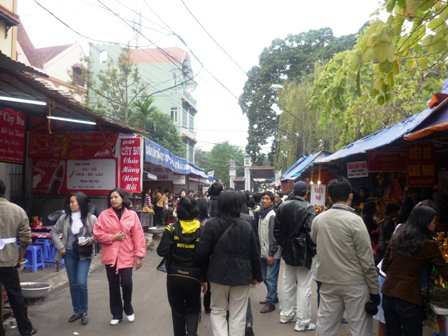 Trông xe 'chặt chém' người đi lễ đầu năm ảnh 1