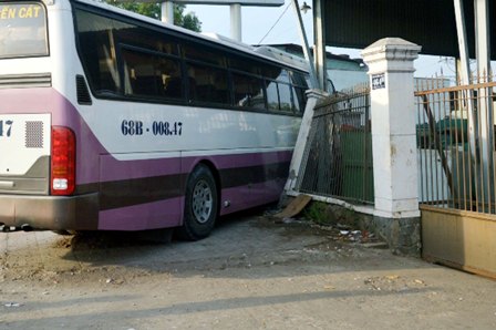 Xe khách mất lái, tông sập tường rào ảnh 1