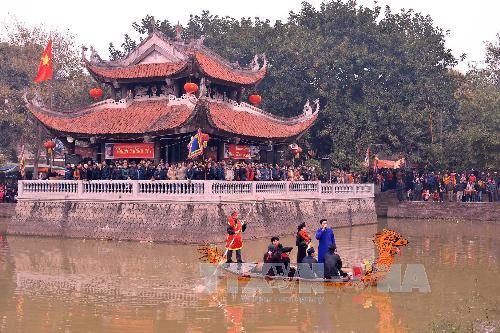 Du khách tấp nập trảy hội Lim nghe Quan họ ảnh 1