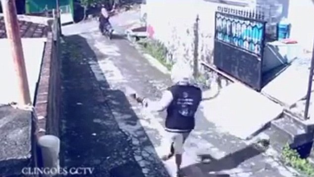 Khôi hài đi cướp bỏ quên xe máy ảnh 3