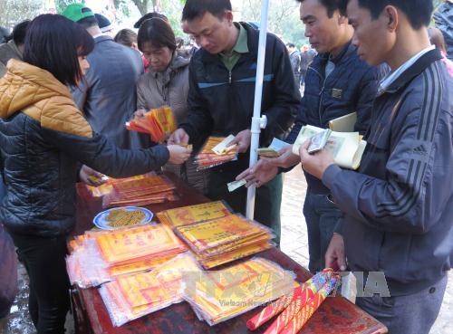 Không còn chen lấn kinh hoàng trong phát ấn đền Trần ảnh 4