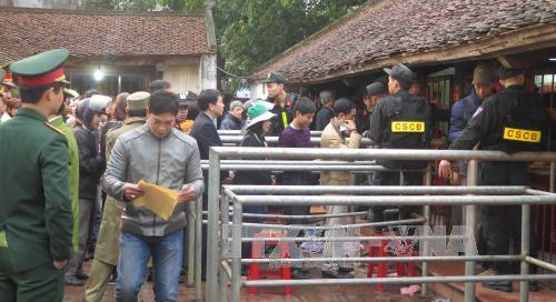 Không còn chen lấn kinh hoàng trong phát ấn đền Trần ảnh 5