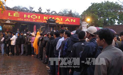 Không còn chen lấn kinh hoàng trong phát ấn đền Trần ảnh 2