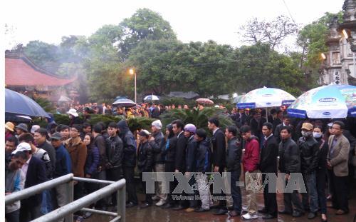 Không còn chen lấn kinh hoàng trong phát ấn đền Trần ảnh 7