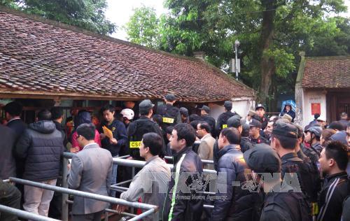 Không còn chen lấn kinh hoàng trong phát ấn đền Trần ảnh 8