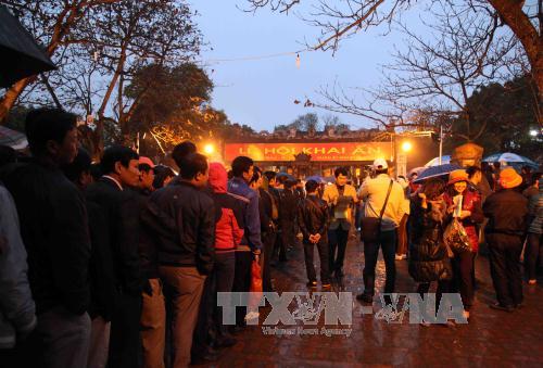Không còn chen lấn kinh hoàng trong phát ấn đền Trần ảnh 1