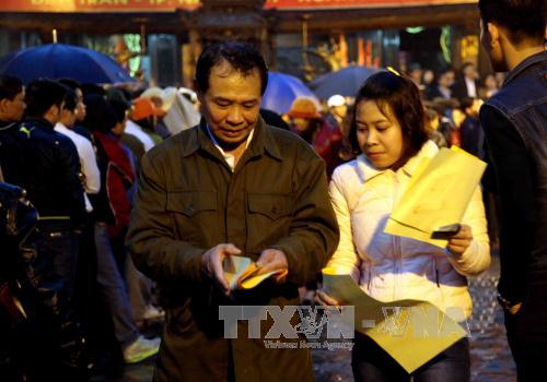 Không còn chen lấn kinh hoàng trong phát ấn đền Trần ảnh 9