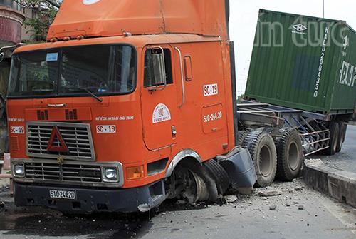 Xe container nổ lốp húc bay dải phân cách ảnh 1