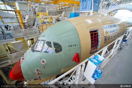 Chiếc A350 XWB đầu tiên của Vietnam Airlines rời xưởng sơn