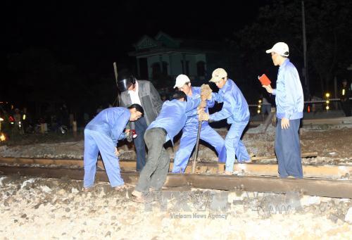 Thông tuyến đường sắt Bắc Nam sau tai nạn tàu hỏa ảnh 1
