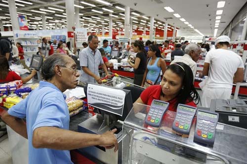 Venezuela căng mình trong cuộc chiến kinh tế ảnh 1