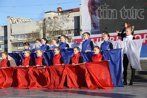 Người dân Crimea kỷ niệm 1 năm ngày sáp nhập vào Nga ảnh 8
