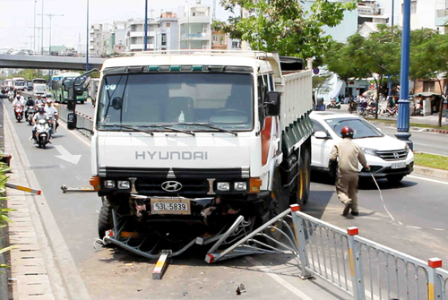 Nổ lốp, xe ben đại náo đại lộ Võ Văn Kiệt ảnh 1