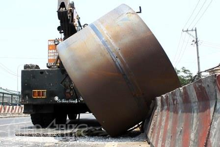 Dân hốt hoảng né cuộn thép 20 tấn rơi xuống đường ảnh 1