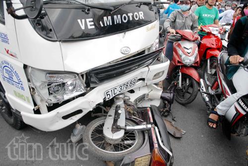 Một phụ nữ nguy kịch vì xe tải húc văng hơn 10m ảnh 1