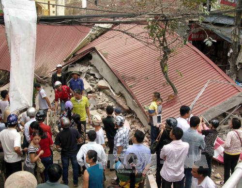 Sập nhà 3 tầng, 4 người thoát chết ảnh 1