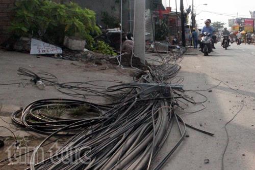 Cột điện cháy, đổ ra đường, dân tháo chạy trong đêm ảnh 1