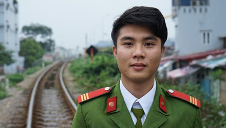 Chiến sĩ nhảy cầu cứu thiếu nữ tự vẫn ảnh 1