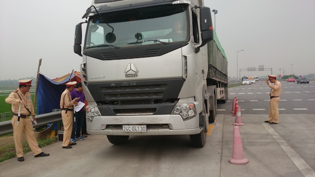 Cao tốc Nội Bài - Lào Cai lo xe quá tải phá đường ảnh 1