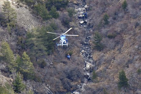 Tìm thấy các thi thể nạn nhân đầu tiên vụ máy bay Germanwings ảnh 1
