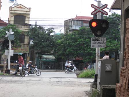 Nhiều tai nạn giao thông do bất chấp vượt đường sắt ảnh 1