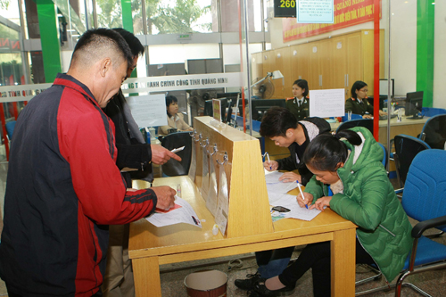 Công dân làm thủ tục tại Trung tâm Phục vụ hành chính công tỉnh Quảng Ninh. Ảnh: Doãn Tấn - TTXVN