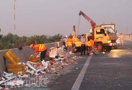 Xe khách húc xe tải trên cao tốc, 10 người thương vong ảnh 2