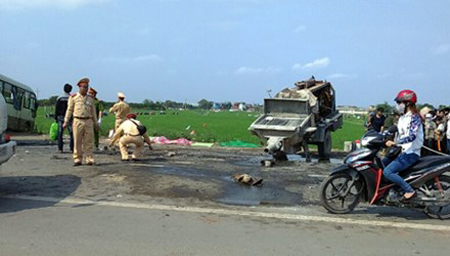 Xe khách đấu đầu trên QL 32, năm người thiệt mạng ảnh 1